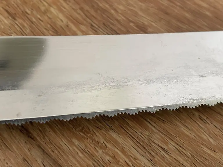 Test Brotmesser Easi Grip flache Sägeung viele Zähne greift harte Kruste schlecht
